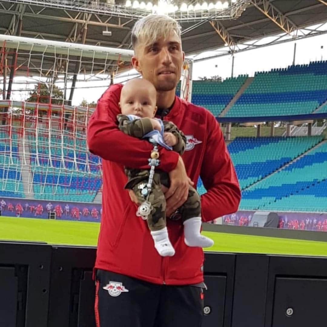 ケヴィン・カンプルのインスタグラム：「Sehr glücklich über den ersten Sieg !!! Erster Stadion Besuch für Baby Jordi ❤️😍🙏!!! #rbleipzig #kk44 #sieg #happy #lovemyfamily」