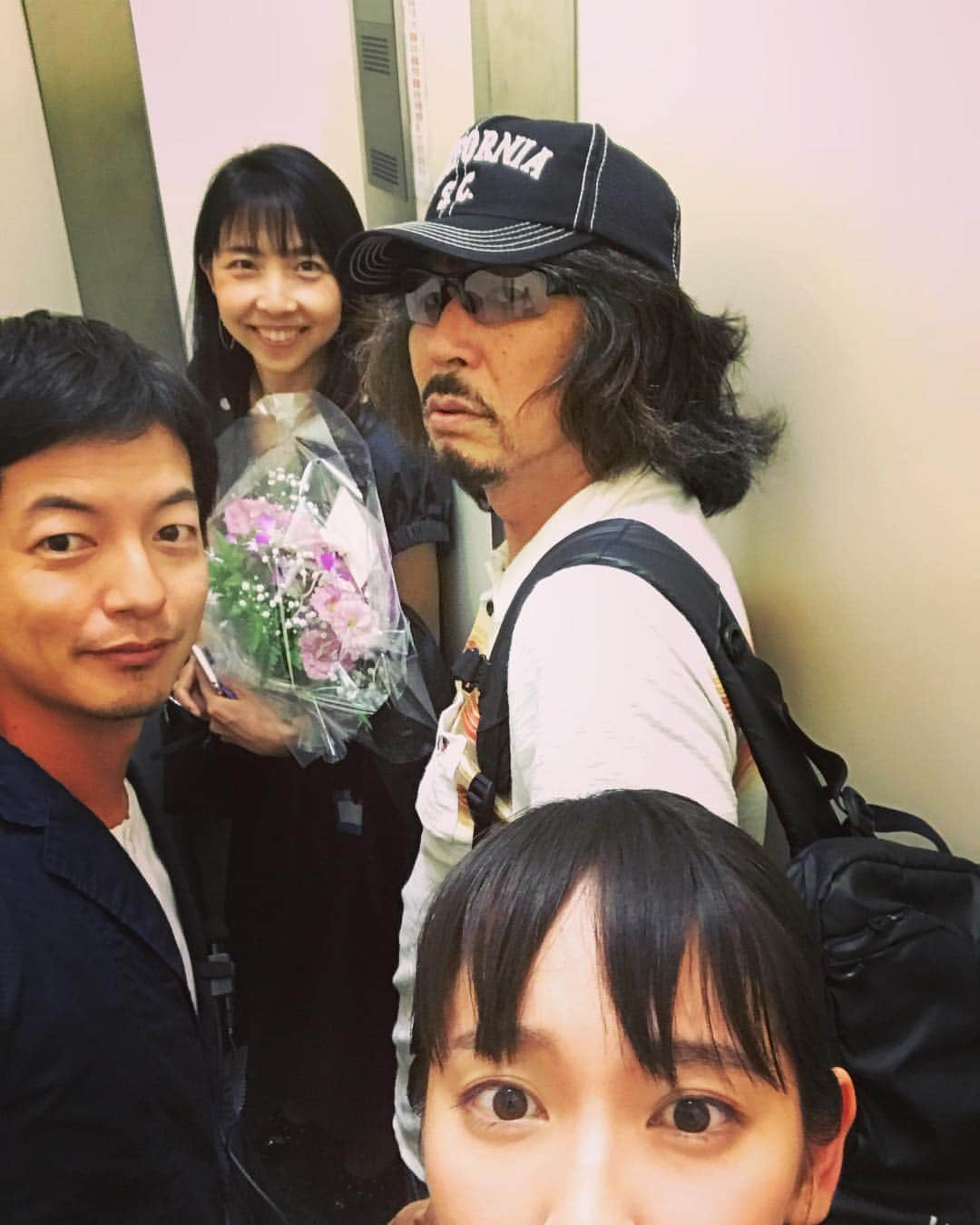 吉岡里帆さんのインスタグラム写真 - (吉岡里帆Instagram)「おはようございます🌞 小さい小さい三角形のエレベーターの中。 「何だこれ！映画に使える！」とはしゃぐ三木監督。 愛おしい。チラッ  @ontako_kun @rihoyoshioka_mg #本当に小さい #本当に三角形 #写真分かりにくい」9月16日 4時34分 - riho_yoshioka