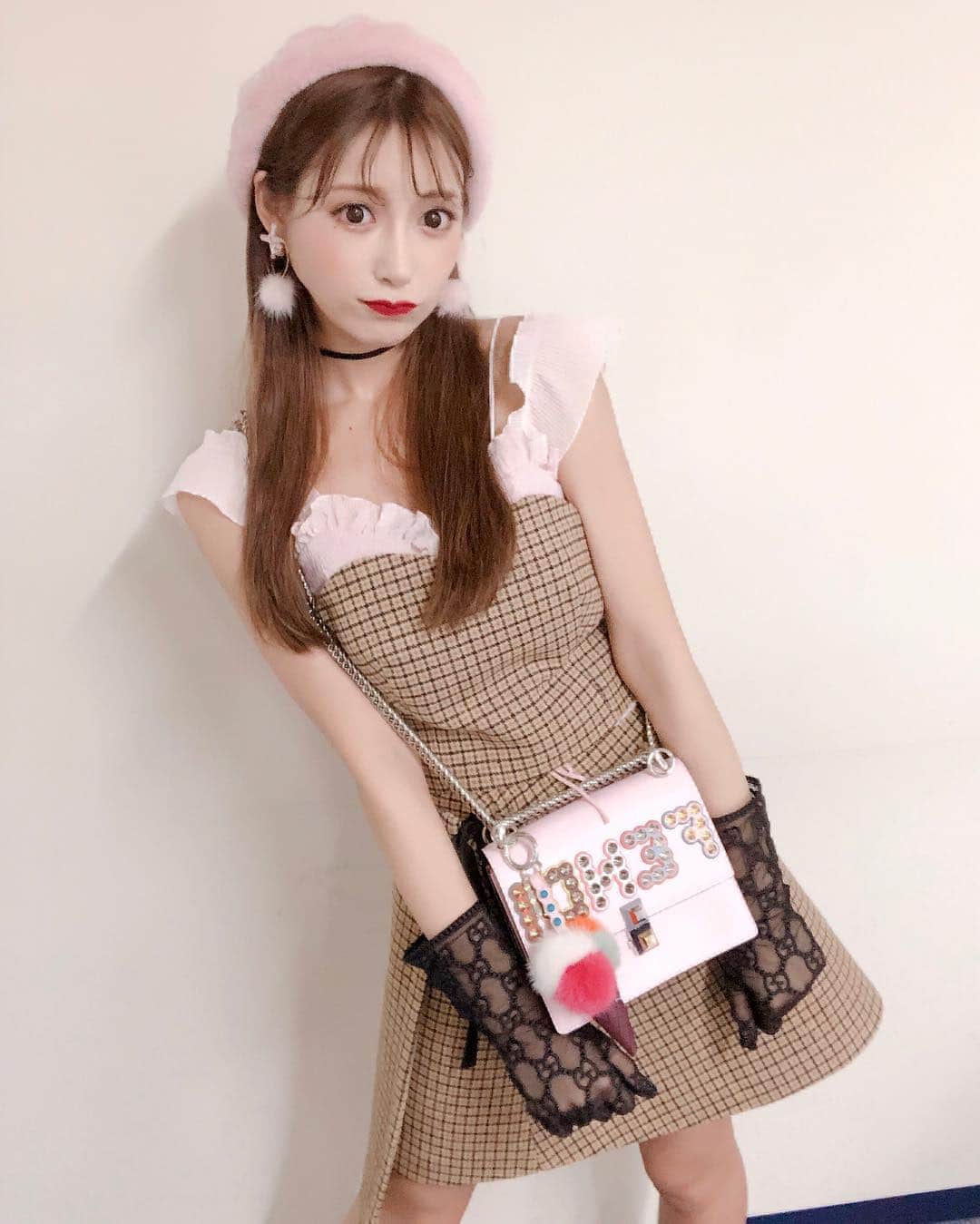 明日花キララのインスタグラム：「夏の終わりは小物とメイクで秋を取り入れられるから楽しいね👩🏻‍🔬🎨🍠💄 . 髪の毛もわかりにくいけど秋カラーで暗めにしたよ🍁」