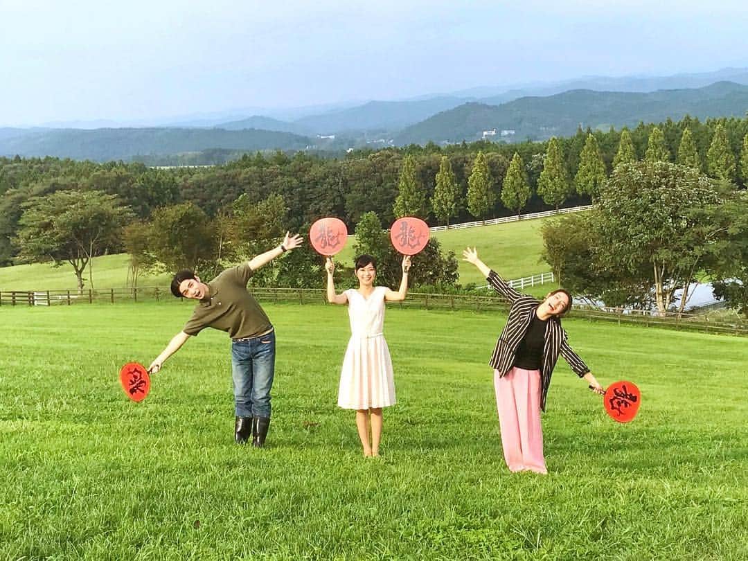 日本テレビ「高嶺の花」さんのインスタグラム写真 - (日本テレビ「高嶺の花」Instagram)「‪#芳根京子 さん、#千葉雄大 さんのオールアップは牧場で！‬ ‪とってもラブストーリーらしい、素敵なシーンでした☆‬ ‪遠方のロケ地なのに #石原さとみ さんも駆けつけてくれて、二人ともびっくりっ！！‬ ‪そして、最後の龍彗会うちわ！！‬ ‪永遠にガチ勢…！笑‬ ‪#高嶺の花‬ ‪#宇都宮龍彗会ガチ勢 ‬」9月16日 16時53分 - takanehana_ntv