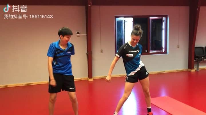 リン・グイのインスタグラム：「Best dancer ever! 🕺 💃 🤔🤩😎😂🤣 @brunayuyu  Crédito: @ericjouti 📹  #dancingqueen #funny #itriedmybest #dontlaugh #joolabrasil #joolausa #brunatakahashi #dancarina #melhordancinha #tentei #fizmeumelhor #havingfunwithbruna」