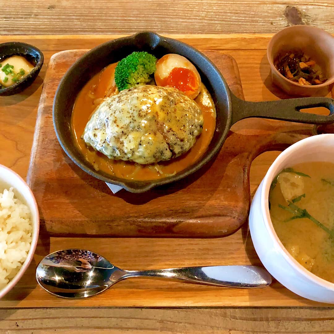 深川舞子のインスタグラム：「この前友達と行ったランチ！ チーズフォンデュハンバーグという 名前からしてインスタ映え😋 ボリュームがあって美味しかった！ ＊ ＊ #おに炉端テラス #チーズフォンデュハンバーグ  #大名カフェ #福岡」