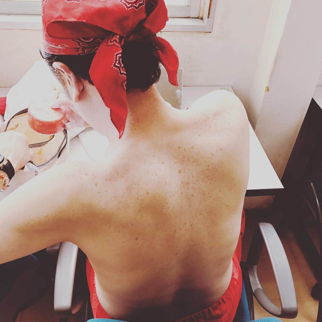 デッカチャンのインスタグラム：「働くお父さんの背中  #爆笑お笑いバックス #小梅太夫 #エンタの神様 #メンバーがすごい #まちゃまちゃ さん #だいたひかる さん #スリムクラブ #ですよ。 #ホッとする #大宮 #オートバックス」