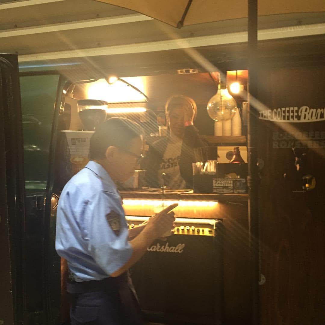 森田まりこさんのインスタグラム写真 - (森田まりこInstagram)「昨日の #コヤソニ新喜劇 では、 Mr.オクレ師匠と、警察官の役でした👮‍♂️👮‍♀️🚓 オクレ師匠は、バックステージにある お洒落なコーヒー屋さんに立ち寄られてました☕️ #アイスカフェラテ甘めで  って言ってた👓  #お洒落とオクレ」9月16日 12時55分 - morita.mariko