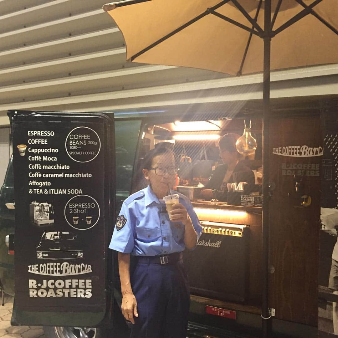 森田まりこさんのインスタグラム写真 - (森田まりこInstagram)「昨日の #コヤソニ新喜劇 では、 Mr.オクレ師匠と、警察官の役でした👮‍♂️👮‍♀️🚓 オクレ師匠は、バックステージにある お洒落なコーヒー屋さんに立ち寄られてました☕️ #アイスカフェラテ甘めで  って言ってた👓  #お洒落とオクレ」9月16日 12時55分 - morita.mariko