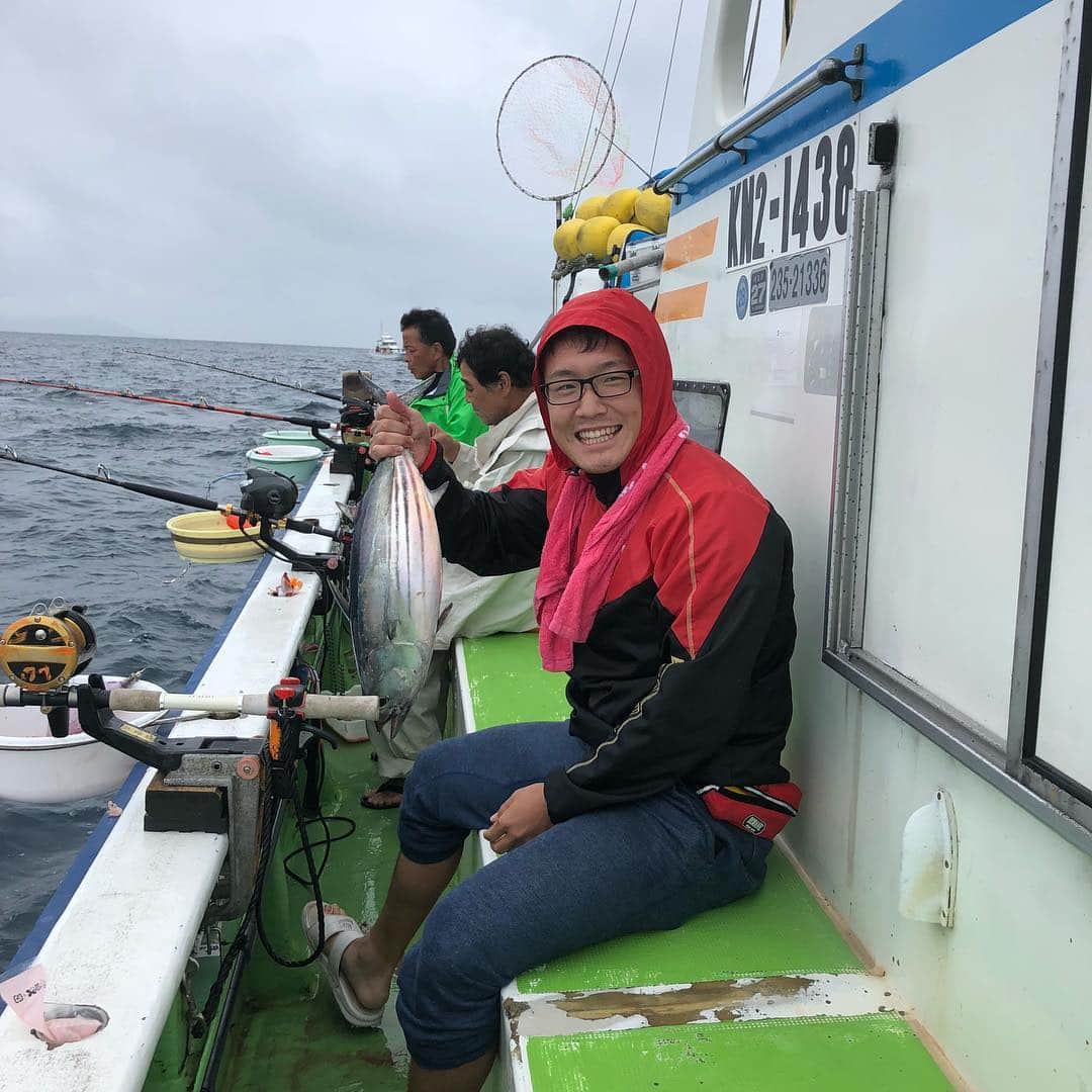 新井涼平のインスタグラム：「漁師クスノ。 #カツオ #釣り #ハード過ぎ #マグロはエグすぎ。」
