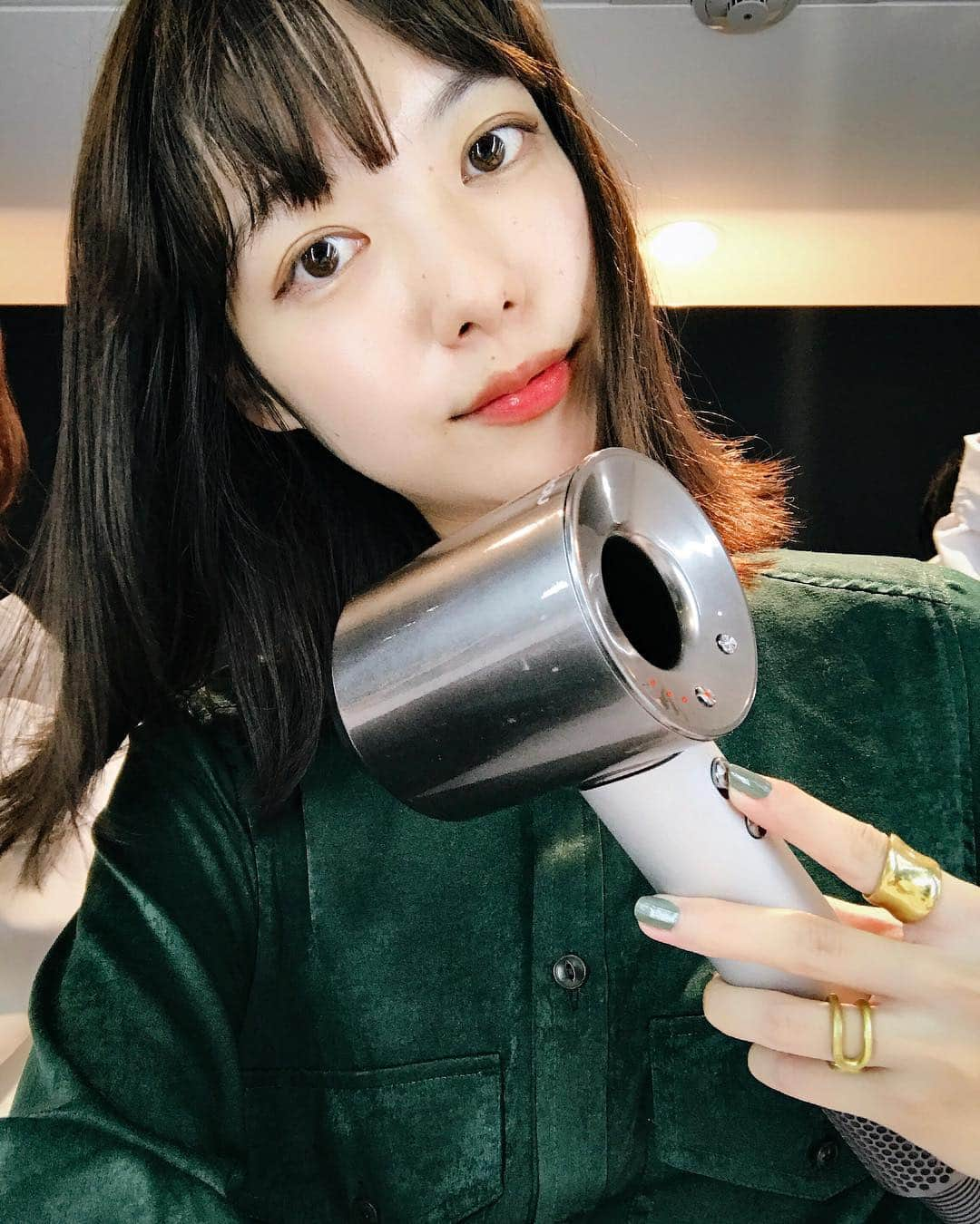 武居詩織さんのインスタグラム写真 - (武居詩織Instagram)「Dyson super sonicの新製品発表会に行ってきました！ . 本当に詳しく説明して頂いてエンジニアの皆さんの熱意を感じました…！私はそういうこだわりや熱意を感じるものがとても好きです。 . 髪の温度を1秒に20回も測定して熱ダメージを防いだりとかなり期待大。よりサラサラヘアーを目指します！ #dysonhair #ヘアケア #ダイソン」9月16日 14時58分 - shioritakesue