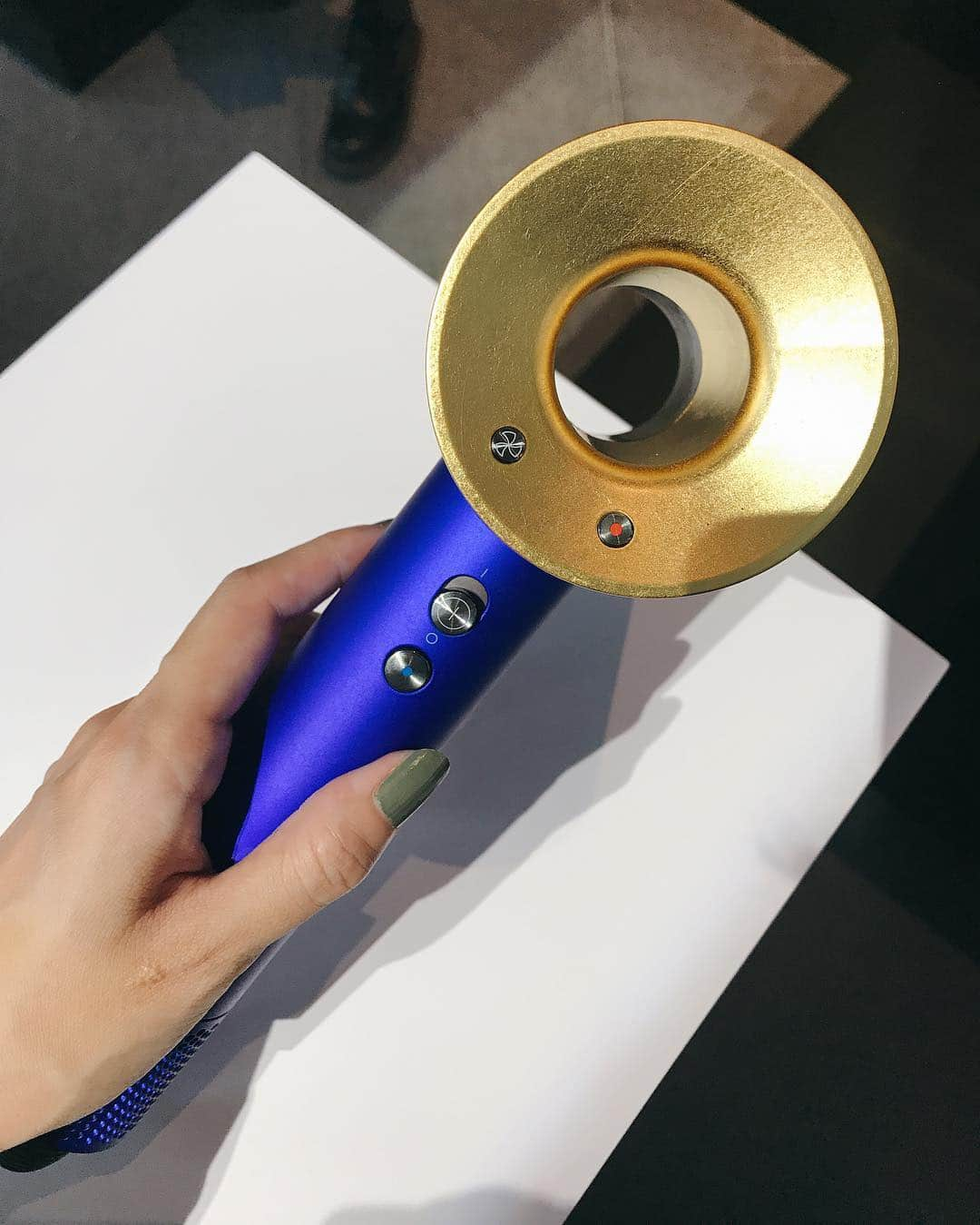 武居詩織さんのインスタグラム写真 - (武居詩織Instagram)「Dyson super sonicの新製品発表会に行ってきました！ . 本当に詳しく説明して頂いてエンジニアの皆さんの熱意を感じました…！私はそういうこだわりや熱意を感じるものがとても好きです。 . 髪の温度を1秒に20回も測定して熱ダメージを防いだりとかなり期待大。よりサラサラヘアーを目指します！ #dysonhair #ヘアケア #ダイソン」9月16日 14時58分 - shioritakesue