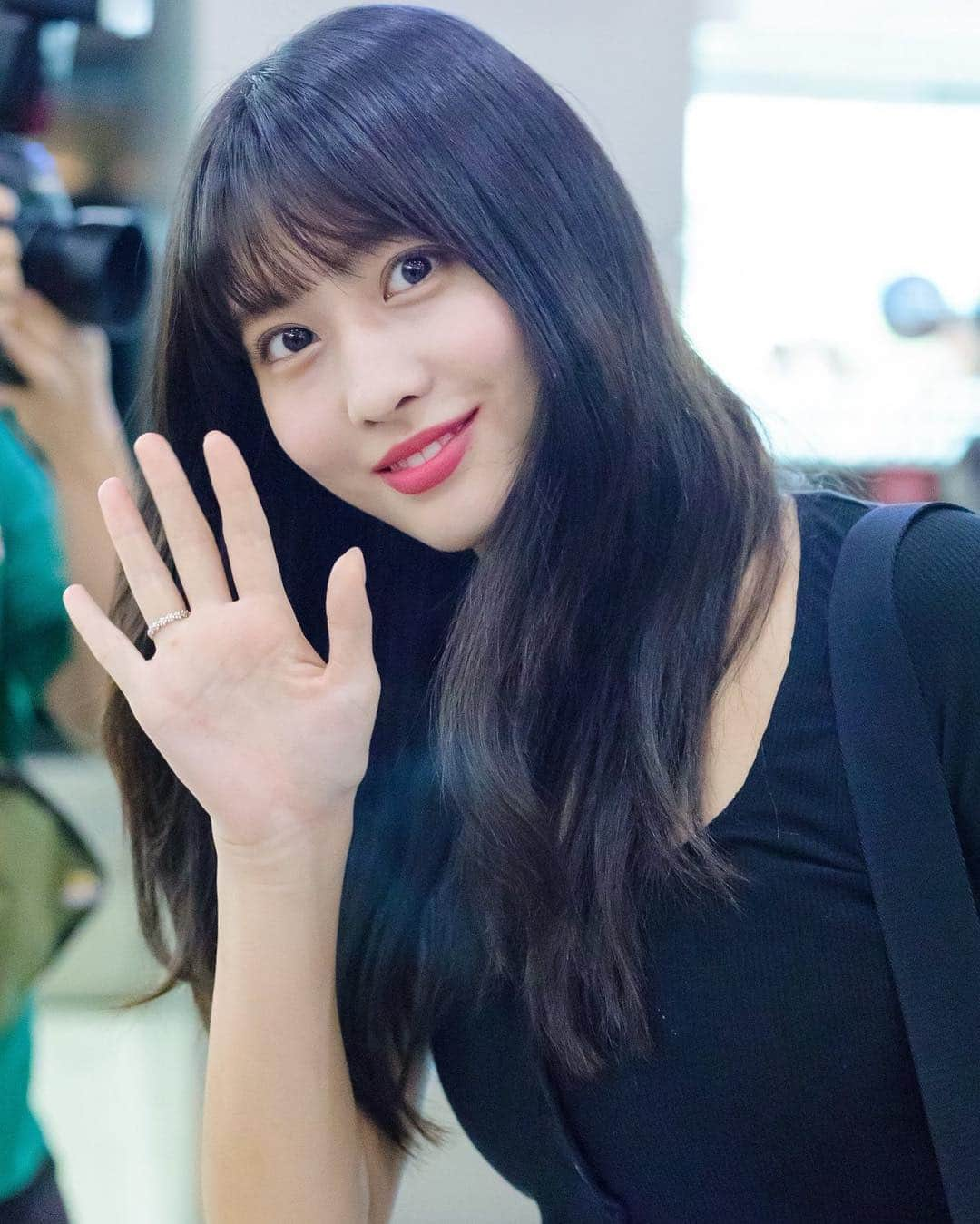 モモさんのインスタグラム写真 - (モモInstagram)「♡ [Fantaken] #모모 - 180915 Gimpo Airport heading to Japan  #트와이스 #모모 #平井もも #もも #TWICE © mooguring」9月16日 14時57分 - momojype