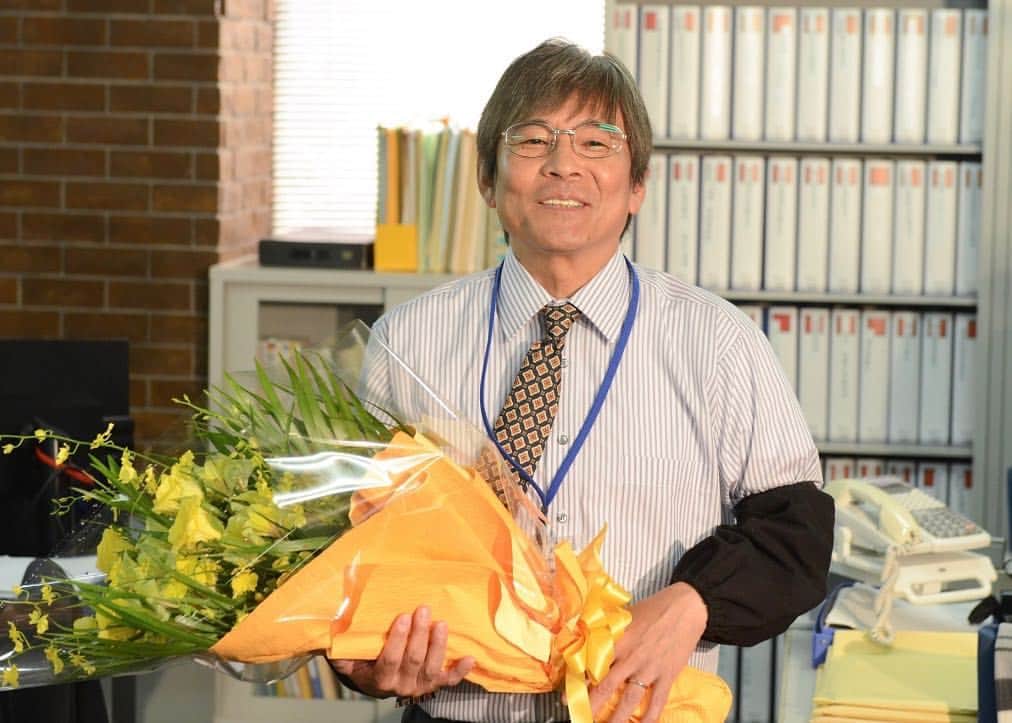 フジテレビ「健康で文化的な最低限度の生活」のインスタグラム：「【ケンカツ最終回まであと2日☺︎】 昨日に引き続きクランクアップシリーズ✨ 石橋さんこと内場勝則さーん😉 いつも穏やかで、温かく現場にいてくださいました。 内場さん、お疲れ様でした！ 🌱コメント抜粋🌱 「最終話で皆んなと打ち解けたので、もう10話あればもっと仲良くなれるのになー(笑)」 . #健康で文化的な最低限度の生活 #ケンカツ  #吉岡里帆 #内場勝則 #クランクアップシリーズ」