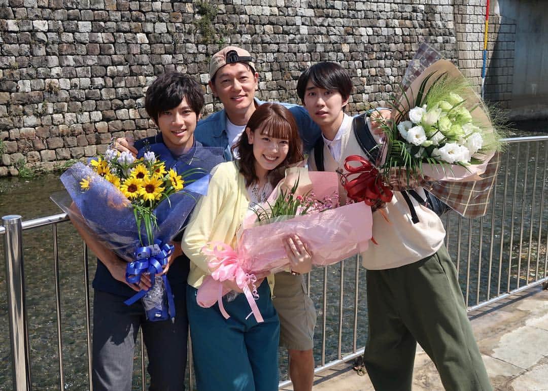 フジテレビ「健康で文化的な最低限度の生活」のインスタグラム：「【ケンカツ最終回まであと2日☺︎】 山田君、小園君、水上さんのアップ。 撮影が無いのに、駆けつけてくださった新さん！ . 👕山田君コメント👕 「今世の中に一番大切なことを教えてくれるドラマ。撮影中は特に人との繋がりを大切に、お笑いをやった、いやお笑いじゃない(ノリツッコミ)」 📝小園君コメント📝 「現場を盛り上げようと裕貴君と話して頑張った、最高に楽しかったです！」 🎀水上さんコメント🎀 「あっという間の3ヶ月でしたが、成長できたと思います。井浦さんのサプライズ、びっくりしました！」 . #健康で文化的な最低限度の生活 #ケンカツ #吉岡里帆 #井浦新 #山田裕貴 #小園凌央 #水上京香 #クランクアップシリーズ」