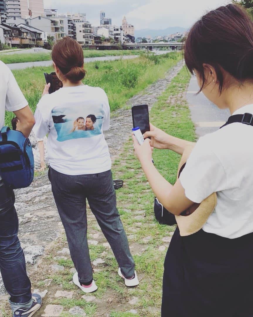 椎名直子さんのインスタグラム写真 - (椎名直子Instagram)「お気に入りのＴシャツ♡と それをねらうさき社長。 夏の終わりのハーモニー。  なんのこっちゃ。  #bootgirlz」9月16日 16時03分 - natadecoco