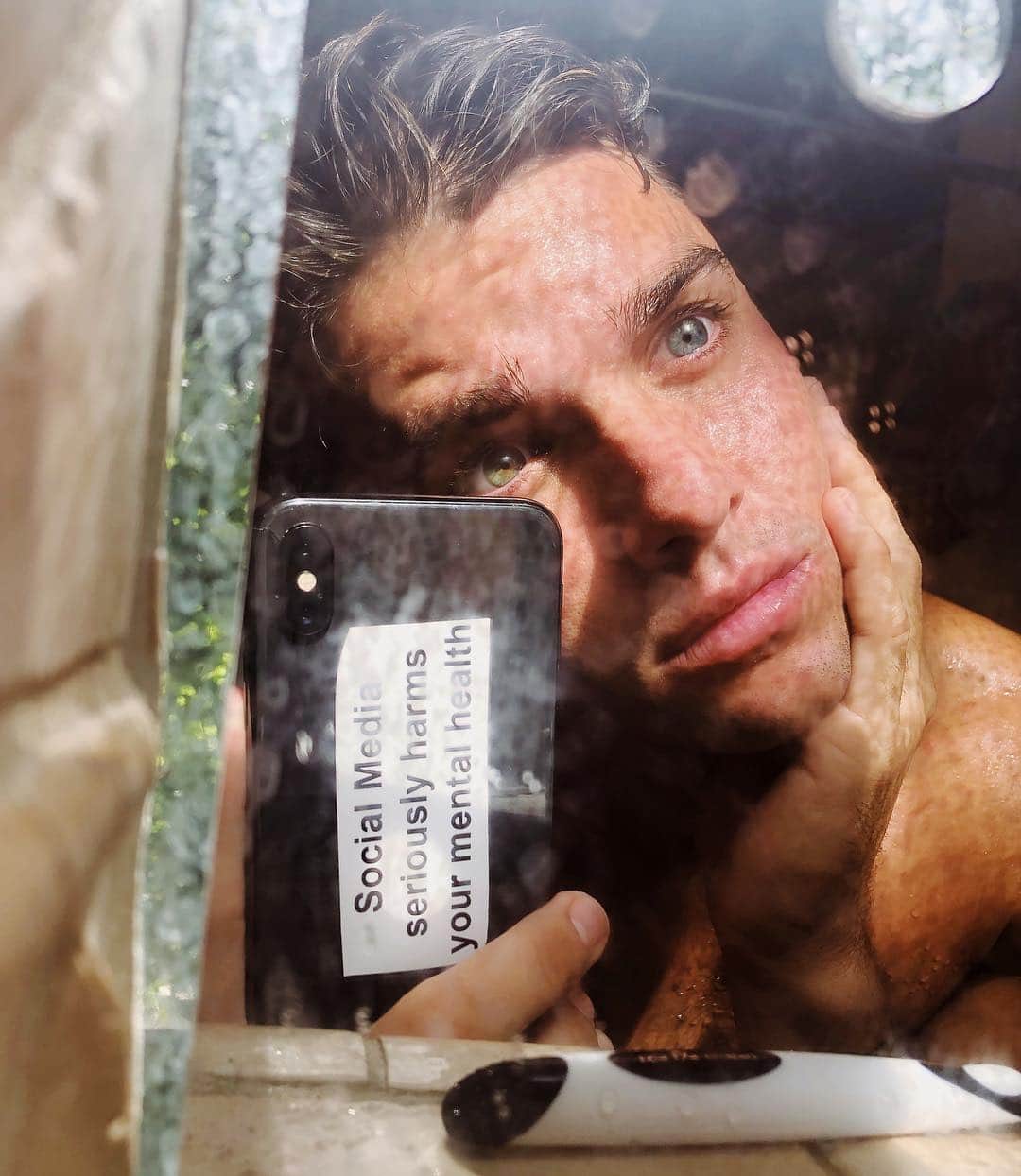 ジェイ・アルヴァリーズのインスタグラム：「Ain’t that the truth.. I view my self as a very understanding and open minded human, I’ve been on both sides of the coin..danced with devils and angels & experienced the ceiling of my consciousness but Social media is still one thing that fucks with my head before this I never gave a fuck, I never gave any fucks of how people perceived me.. Social media especially Instagram, twitter, gives me unneeded stress & creates a false atmosphere to coexist with.. but it’s also gives me the biggest freedom I could ever experience, without it I wouldn’t have been able to do or experience 1/10th of what I’ve been through at this age.. I know all these models, all the “influencers” and whatever else you see with a blue check mark on here.. trust me they are just as lost as anyone else. I dream to be able to just make art, surf, fly, travel, study and help others understand them self and to discover more things about me and you as a human.. financially I ain’t there yet and this cell phone has been my ticket out of this god forsaken system we have. I’m just as emotional and alive as the rest of you. I’ve always had a vision and a passion.. never have I doubted that. the goal wasn’t to have a lot of followers it was to cross people who understand my mind and have that same energy as me to connect with.. I wonder how long this social media thing will last or what will it evolve into. 🌍🖤💡 Update: Yooo thanks for so much sweet words and kindness i’m 100% good hahaha I didn’t mean for this to come off on a depressive way there is many pros as well as cons, regardless if social media is here or not i’d be doing the same thing !! no bad vibes just acknowledging something in our generation we can all relate to!!」
