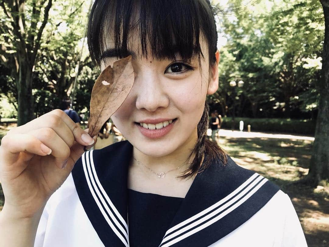 TBS「チアダン」のインスタグラム：「fumi's 1st 写真集 photo by wakaba って感じでわかばが楽しそうに撮ってました🤣💘💘 この表情がわかばと芙美の関係性表してますね☺️👌 #チアダン #チアオフ #最後のオフショット集 #伊原六花」