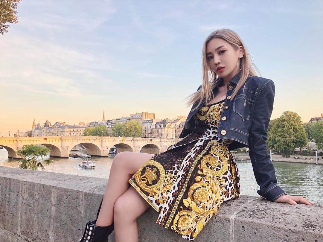 megbabyさんのインスタグラム写真 - (megbabyInstagram)「🐆🐆🐆 #paris #ootd #versace 💛🖤💛🖤」9月16日 18時42分 - _megbaby_