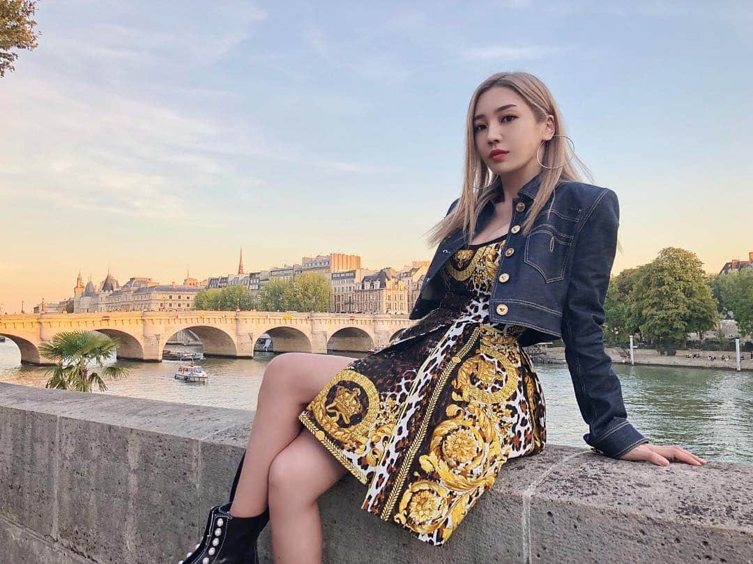 megbabyさんのインスタグラム写真 - (megbabyInstagram)「🐆🐆🐆 #paris #ootd #versace 💛🖤💛🖤」9月16日 18時42分 - _megbaby_