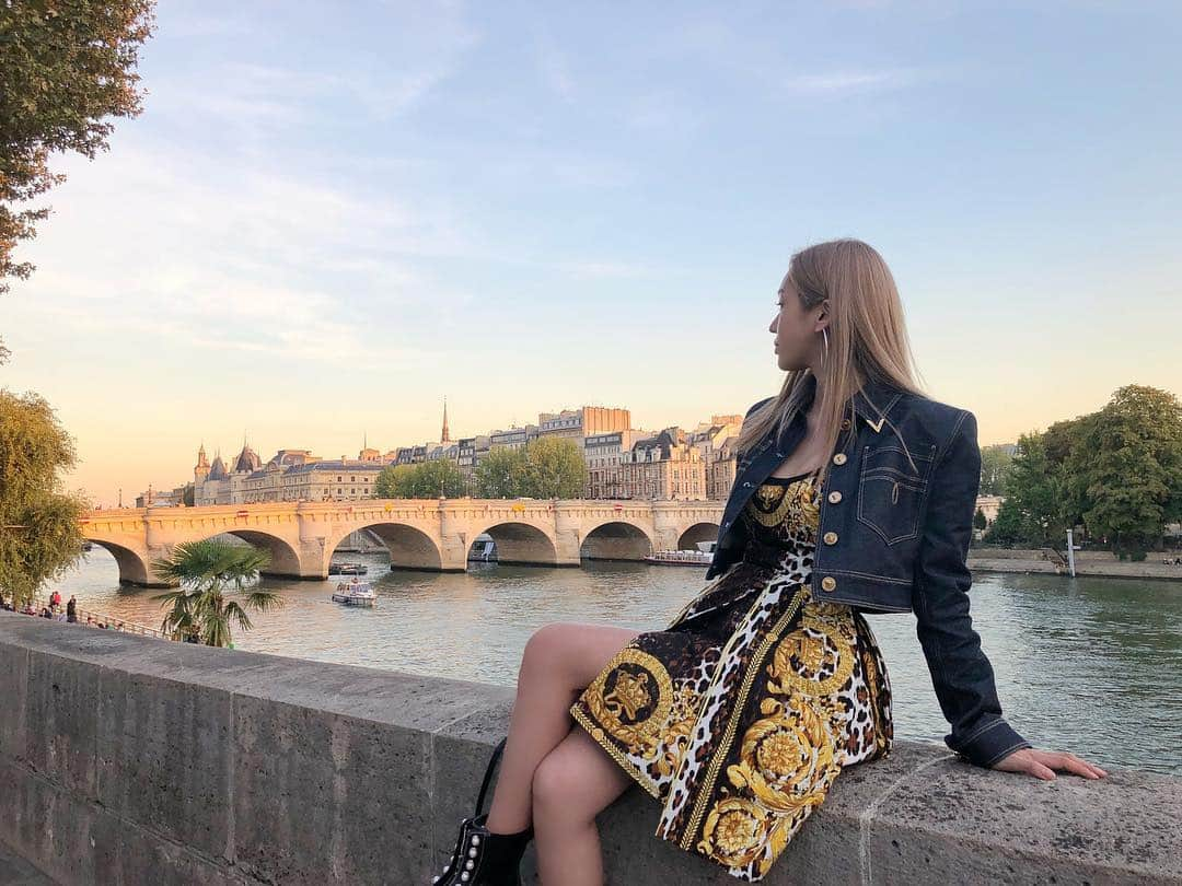 megbabyさんのインスタグラム写真 - (megbabyInstagram)「🐆🐆🐆 #paris #ootd #versace 💛🖤💛🖤」9月16日 18時42分 - _megbaby_