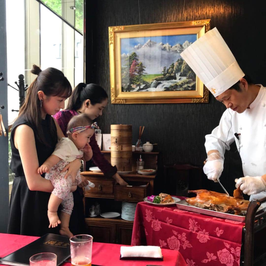 團遥香さんのインスタグラム写真 - (團遥香Instagram)「昨日は 母の誕生日でした🎂 いつもチャーミングで明るく誰よりも的確なアドバイスをしてくれる、頼りになる母が大好きですっ❤︎ おめでとう😇 #母は写真を載せると嫌がるので 笑 #姪っ子と北京ダック」9月16日 18時48分 - haruka_dan_official