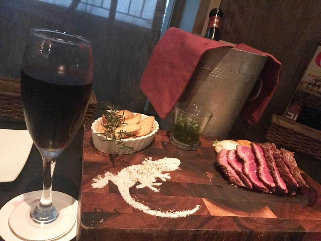 ?さんのインスタグラム写真 - (?Instagram)「chieco . . 夜のお酒バナシ🍷 渋谷にオシャレなお店を発見したよ😌  赤ワイン苦手な子も いると思うのたけど この #ランブルスコ は絶対 美味しいと思う〜😍 . . 炭酸の赤ワインだから 甘めで飲みやすいんです〜🍷 . あんまり赤ワインを飲まない私も ついつい頼んじゃうくらい 飲みやすい！ . 女子会でみんなですぐに ボトルがあいちゃうの！笑 . . . 赤みのお肉には 赤ワインで楽しんでみてね😘 . .  #通ぶってみる #赤ワイン #赤ワイン初心者 #お肉料理 #ワイン #RED #wine #白ワインもすき #お酒がすき #お酒 #アルコール #お酒すきな人と繋がりたい #お酒大好き  #フォローミー #美味しいおさけと美味しいごはん」9月16日 19時10分 - joyu_diary