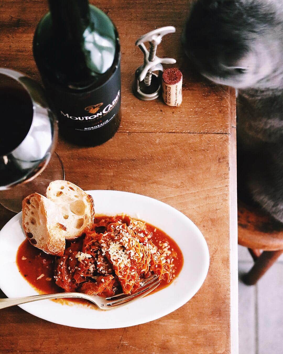樋口正樹さんのインスタグラム写真 - (樋口正樹Instagram)「Trippa alla romana . 今夜はトリッパの煮込み。 パンとワインと猫と。 . . #Trippa #trippaallaromana #トリッパのトマト煮込み #トリッパ #トリッパの煮込み #ハチノス #もつ煮込み #ワイン #ムートンカデ #ムートンカデフォトコンテスト #moutoncadetjp @moutoncadetjp」9月16日 19時24分 - higuccini
