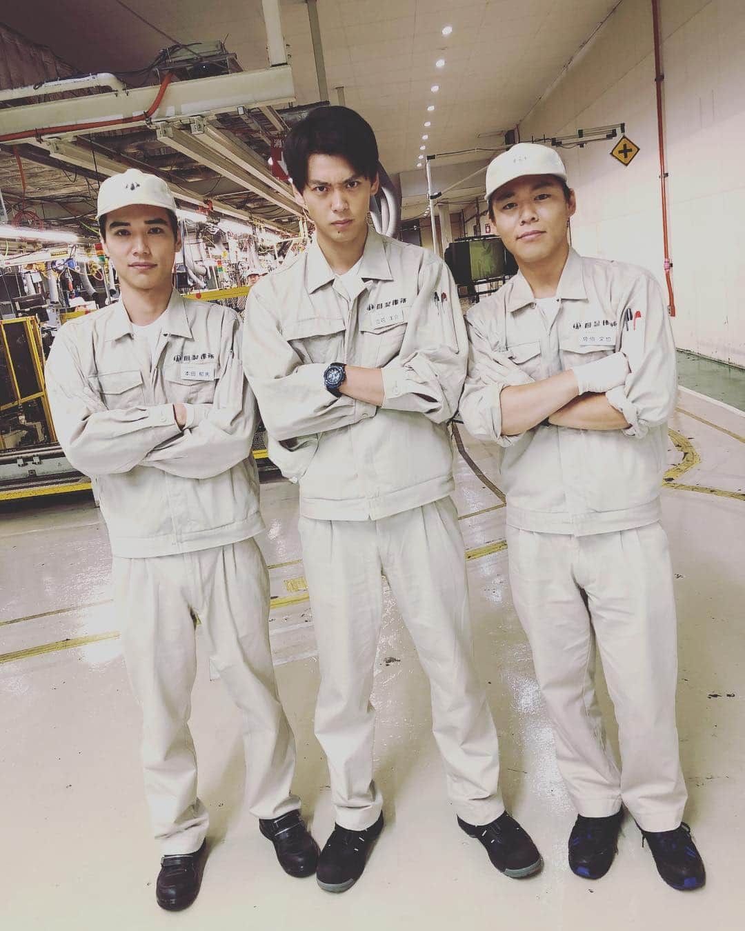 Tbs 下町ロケット さんのインスタグラム写真 Tbs 下町ロケット Instagram アキと部長 佃製作所の会議室を出たところでお話されてました 人が多いんですがキャストのみなさま和気あいあいとされてます 安田顕 朝倉あき 部長から謎のポーズ