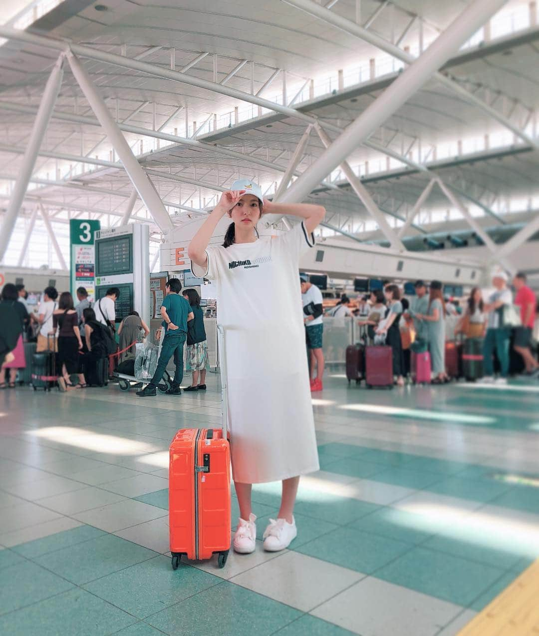 森保まどかさんのインスタグラム写真 - (森保まどかInstagram)「. 私の旅行コーデを紹介✈️ 飛行機の中ではリラックスしたいから 楽ちんな格好で乗るよ❤︎ この日は全身まっしろ😋. . 移動のときは基本的に イヤホン→読書→音楽流す→寝る が私のルーティンです✋🏼. #飛行機 #トラベルコーデ #旅行コーデ  #空港 #福岡空港 #国際線  #韓国 #韓国旅行 #キャリーバッグ  #キャップ #nicoron #ロングワンピース #vis  #コラボ #michikolondon #スニーカー #17kg  #カジュアル #楽ちん」9月16日 20時04分 - madokamera_48