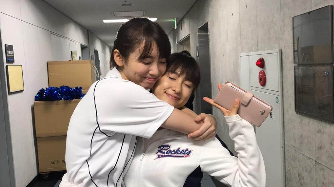 TBS「チアダン」のインスタグラム：「わかばと麻友🤫✨ お久しぶりに会えて嬉しい模様💘💘 チアダンの現場はいたるところでHUGが👩‍❤️‍💋‍👩 #チアダン #チアオフ #最後のオフショット集 #土屋太鳳 #飯豊まりえ」