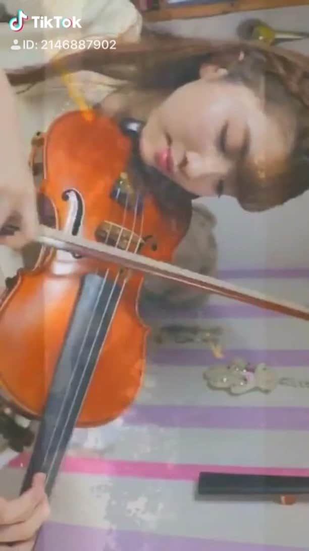 百合香（yurika）のインスタグラム：「夏代孝明様のジャガーノート弾かせていただきました！#ボカロ #ヴァイオリン #弾いてみた」