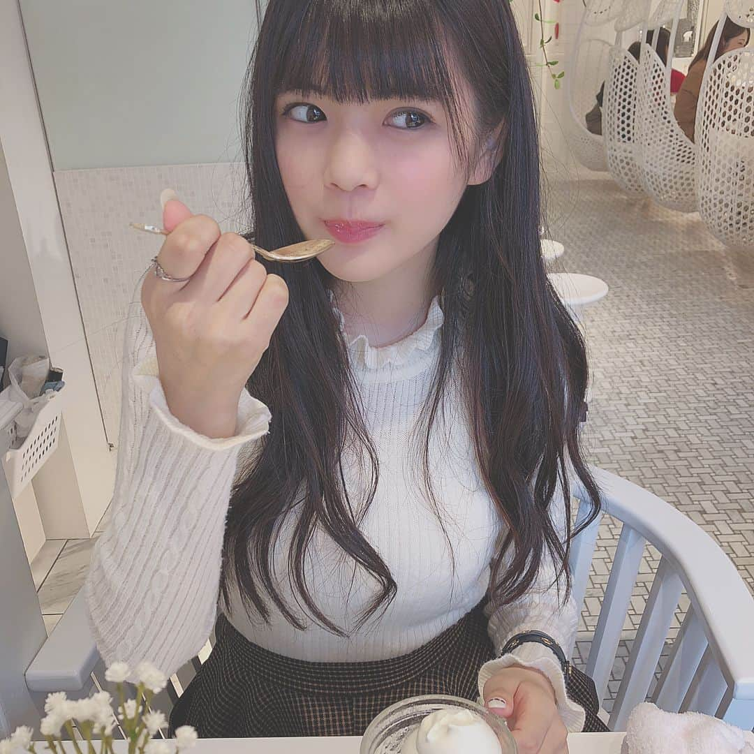 望月朱音  さんのインスタグラム写真 - (望月朱音  Instagram)「あーん.  #あいす #アイドル #白 #恵比寿カフェ #彼女風」9月16日 21時01分 - motizuki_akane