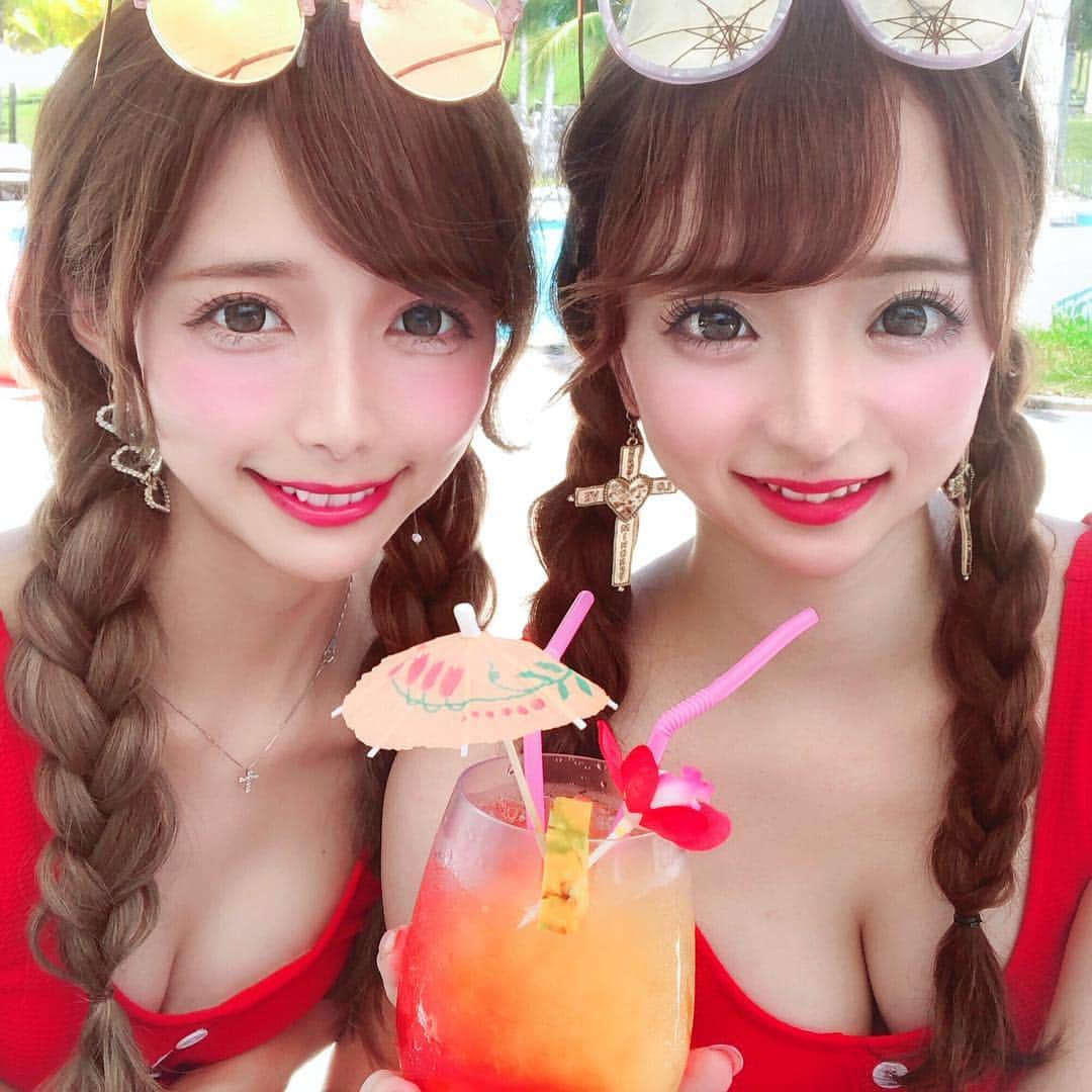 あやちゃんさんのインスタグラム写真 - (あやちゃんInstagram)「ツインズコーデしたよ🍒 水着も髪型もサングラスも全部合わせた🍓🍹👙💕✨ @belle__lingerie □✔💕 #ツインズコーデ #ツインズ #おそろコーデ #おそろいコーデ #ペアルック #おそろ #三つ編み #水着 #ビキニ #双子 #双子コーデ #沖縄 #沖縄旅行 #女子旅行 #女子旅 #旅行 #国内旅行 #赤 #ミラーサングラス #カヌチャ #カヌチャリゾート #カヌチャベイ」9月16日 21時06分 - aya.you.love.r