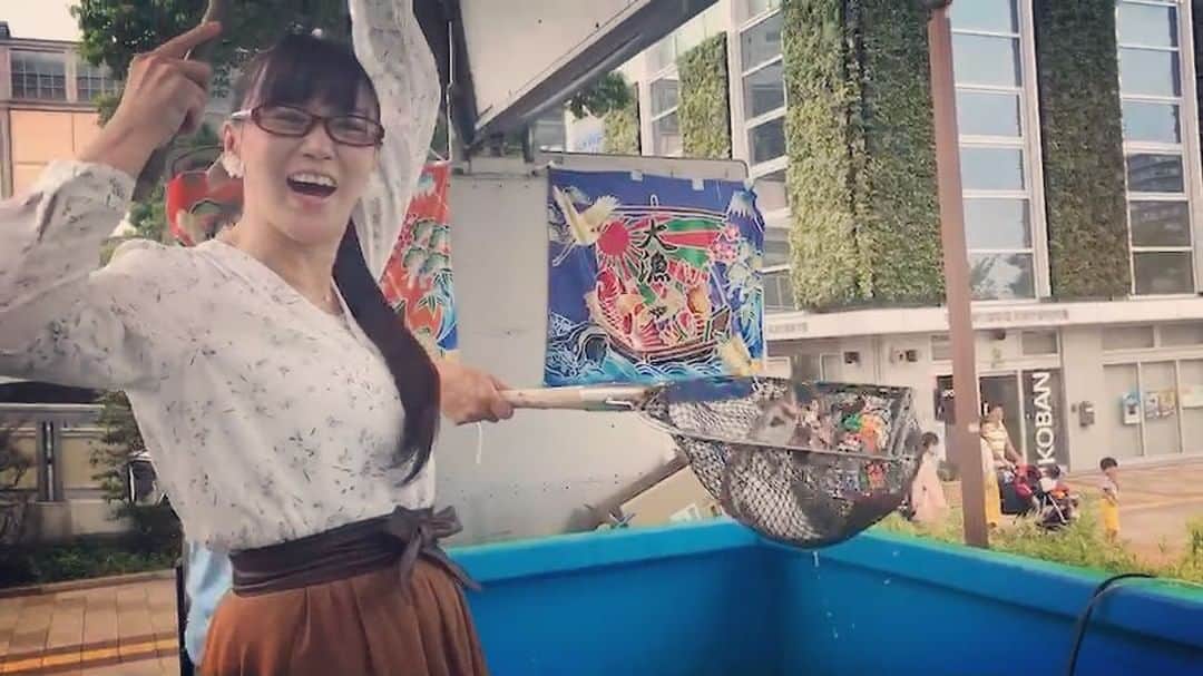 浦えりかのインスタグラム：「ウラヤスフェスティバルで漁師町浦安にちなんで釣り体験！餌が付いていないのでひっかけなくちゃいけなくて難しかったけど楽しかった！（実際はここに至るまで4回くらい失敗している） #釣り堀 #釣り体験 #ウラヤスフェスティバル」
