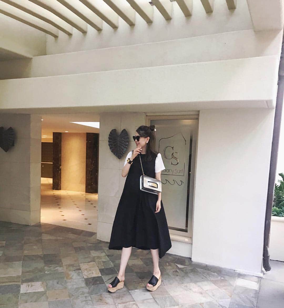辻莉紗子のインスタグラム：「#outfitoftheotherday #monochrome #fashion #lookbook #instalook #hawaii🌺」