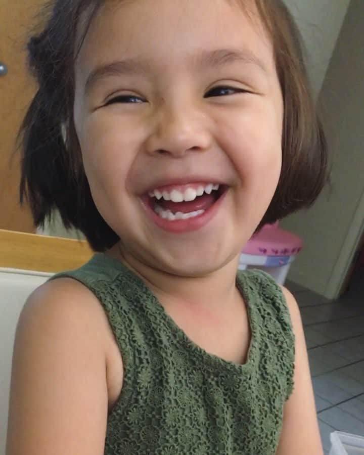 バイリンガル3兄妹のインスタグラム：「お華さんとの遊びの時間が癒しすぎる😭💕 ・ ・ 1個目🎥 華「一緒にやろう、お願い！」 私「どうしよっかなぁ〜」 華「じゃ、1人でやっちゃお〜♡」 ・ このさっぱりな切り替えが大好き😂 ・ 2個目🎥 「マミーの誕生日ね！」 と歌い出したバースデーソングで 「dear grandpa(おじいちゃん)」 と笑いを入れてくるところ大好き😂 ・ 3個目🎥 「present for you!!」 の細かな顔芸がさすがアメリカ人の血を引いてて大好き😂 ・ 4個目🎥 「華電話するから出てねー！」って事前に電話のおもちゃ渡されたのに ・ 私の話は何にも聞かないで電話切られちゃう😂大好き😂 ・ ・ 本当に他人にはシャイすぎるシャイで、見られただけで固まっちゃうし、話しかけられても何も返事もできないお華だけど ・ 家族にとっては 超ムードメーカーのお調子者 天真爛漫なお華が大好きだよー😭💕 ・ ・ #親バカ #大好き #可愛すぎる #はなち #4歳 #末っ子 #バイリンガル3兄妹」