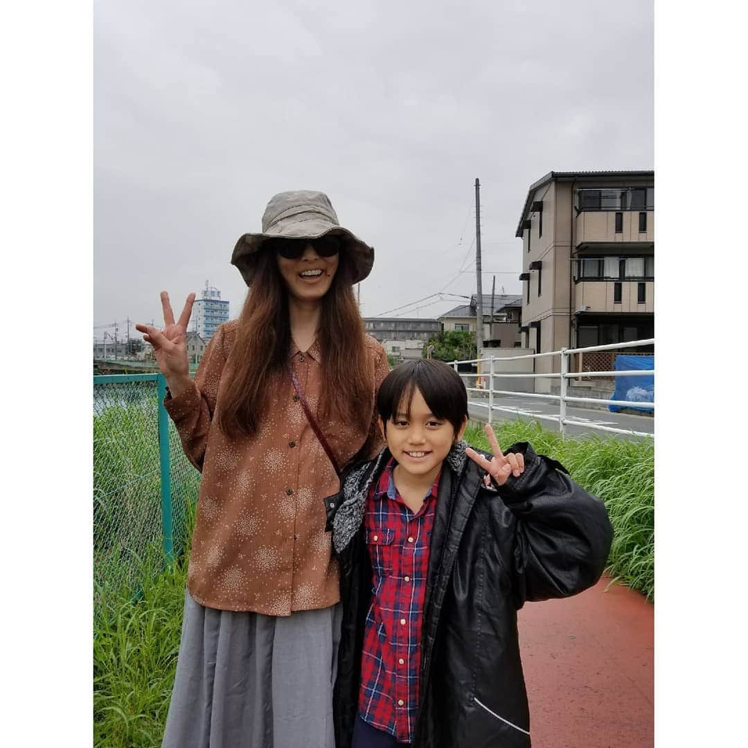 池田夏希さんのインスタグラム写真 - (池田夏希Instagram)「ドラマ『ヒトコワ』のオフショット🙋💕 . 6話でずっと一緒だった谷垣有唯君😊✨ 小学生にしてこんなにイケメン🎵 本当に良い子で、合間にグミの交換したり楽しい時間が過ごせました🙌 こんな可愛い子を私は……😱😱😱 詳しくはドラマ『ヒトコワ』をご覧ください😌 . 『ヒトコワ』はdTVとひかりTVで毎週金曜23:30より配信中です！ . #ドラマ #ヒトコワ #本当に怖いのは人間 #児玉和土監督 #dtv #ひかりtv #配信中 #ひかりtvランキング1位 #嬉しい #皆さんありがとうございます #老け顔メイク #40歳の役 #谷垣有唯 君 #イケメン #とっても良い子 #また会えたらいいな」9月16日 22時08分 - natsukiikeda624