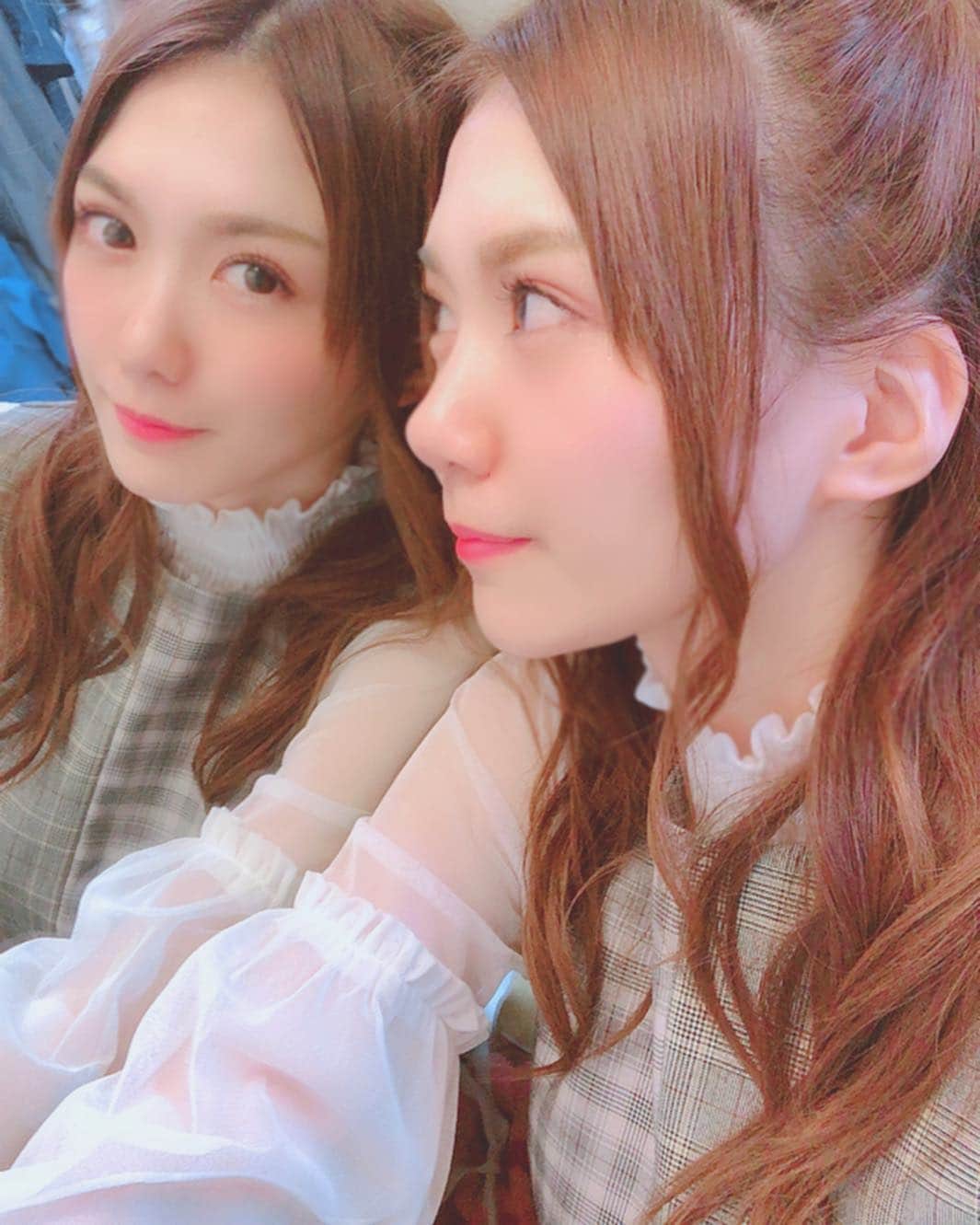 平口みゆきのインスタグラム：「じーっ。 . からのよくやる顔。笑 . . . . #鏡 #双子 とか言ってみる。 #髪型 #実は #くるりんぱ #ヘアアレンジ #イワシ でちっとも見えない 🐟 #明日 は #千秋楽 ㊗️」