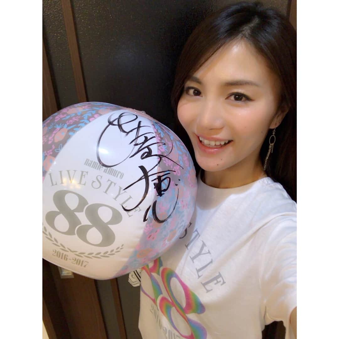 のインスタグラム：「宝物は何ですか？と聞かれたら、私はこれ💓 LIVEの時に、上から降ってきた安室ちゃんからの贈り物のサインボールは、一生の宝物です。 ⁑ Never end...ずっと私の憧れの人😊 何度もLIVEに行ったこと、素晴らしい歌とダンス、可愛さとかっこよさ、真っ直ぐな生き方、全てが憧れ✨忘れません！！ ⁑ You are my "Hero" ✨ これからもテンション上げたい時や、元気をもらいたい時、しんみりしたい時、どんな時も安室ちゃんの曲は聴き続けます❤️ 安室ちゃんありがとう！！ #安室奈美恵 #安室ちゃん #namieamuro #finally #thankyou #love #ずっと大好き #ありがとう」
