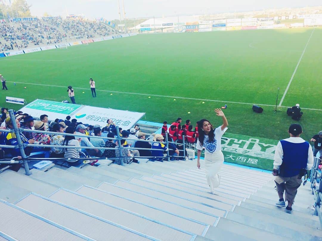 レオラさんのインスタグラム写真 - (レオラInstagram)「FC今治⚽️一日広報部長として 今年2回目、4ヶ月ぶりの今治へ😌 . Half timeで歌わせていただきました！ . そして試合は3-0の大勝利で大興奮！！ 選手の皆さん、サポーターの皆さん、 お疲れ様でした！！👏❣️ . #Leola_LaLa #Leola #FC今治 #一日広報部長 #シーズン残りも頑張ってください✨ #チームのオーナーで元日本代表岡田監督と撮っていただいた写真はmobileブログに😊🙏」9月16日 22時59分 - leola_official