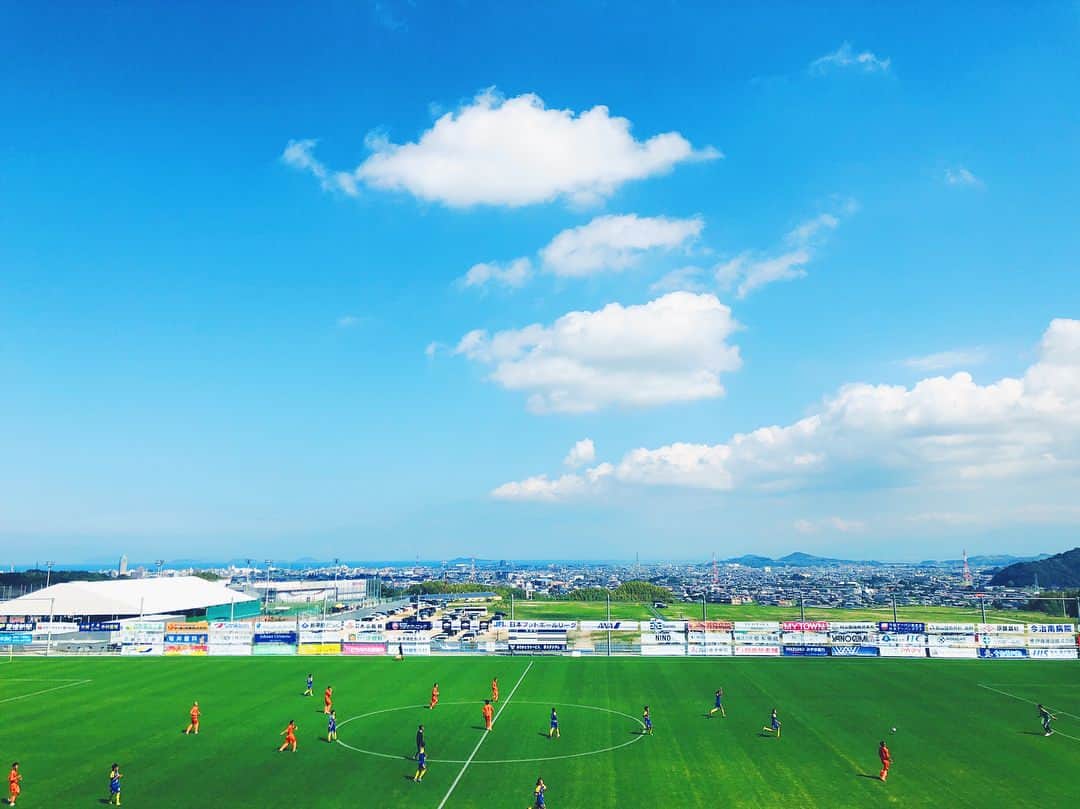 レオラさんのインスタグラム写真 - (レオラInstagram)「FC今治⚽️一日広報部長として 今年2回目、4ヶ月ぶりの今治へ😌 . Half timeで歌わせていただきました！ . そして試合は3-0の大勝利で大興奮！！ 選手の皆さん、サポーターの皆さん、 お疲れ様でした！！👏❣️ . #Leola_LaLa #Leola #FC今治 #一日広報部長 #シーズン残りも頑張ってください✨ #チームのオーナーで元日本代表岡田監督と撮っていただいた写真はmobileブログに😊🙏」9月16日 22時59分 - leola_official