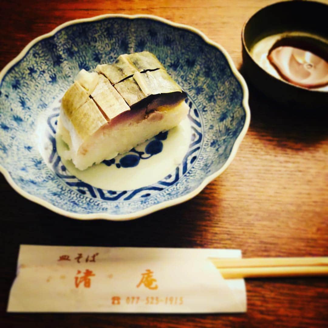 椎名直子さんのインスタグラム写真 - (椎名直子Instagram)「お土産で頂いた鯖寿司が美味しい。 🐟！ 今度は滋賀に行ってみたいな  はんなりとして 生っぽく つややか」9月16日 23時33分 - natadecoco