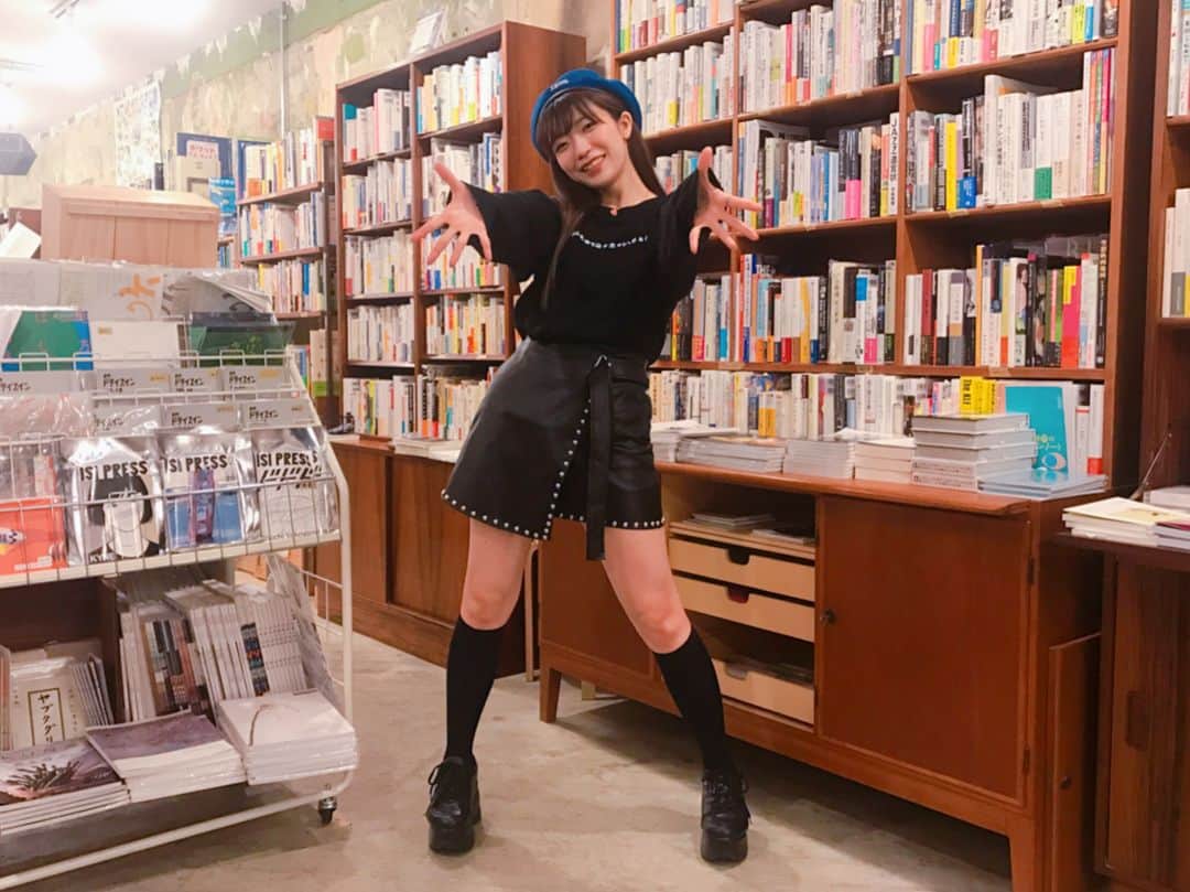 ぱいぱいでか美のインスタグラム：「下北沢B&Bにてトークイベント。 ぁﾚﾉヵゞとぅ⊇〃±〃ぃまＵﾅﾆo ꙳ #beret #xgirl #tops #sneaker #w❤️c  #skirt #crayme #俺はインスタグラマーになりてぇ #eggポーズ ꙳ 作家の爪切男さんとライターの宮崎智之さんとのトークイベント！ 平成がトークの主軸にあったので、私なりにあの頃のギャルを今風にアップデートしたイメージで着てみました。 W♡CのロンTはギャル文字で「おはようございます。」って書いてあってめっちゃ可愛いの〜〜〜〜！ 今出てるやつだと思うから是非おそろしよ。。 eggポーズも話題に出たり、すごく楽しいイベントでした！」