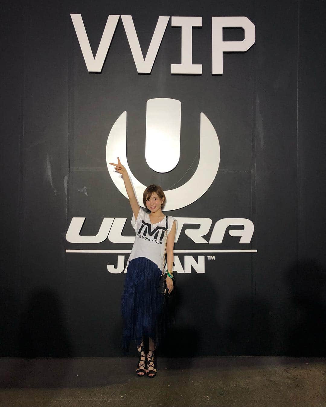 里美ゆりあのインスタグラム：「今宵も楽しかった😊💓 マスカッツの時にめちゃイケで共演させてもらった岡村さんともツーショット(⸝⸝⸝ᵒ̴̶̷ ⌑ ᵒ̴̶̷⸝⸝⸝)✨ そしてメイウェザーに後ろからの攻撃w #ultra#japan#お台場#festival#岡村隆史 #里美ゆりあ#floydmayweather#vvip#team#舞人」