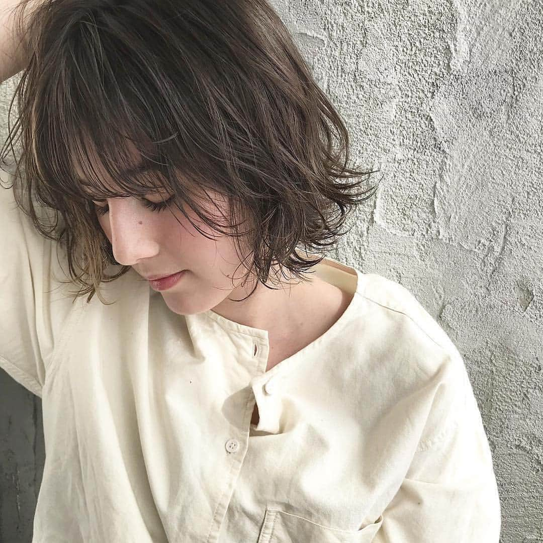 美コレさんのインスタグラム写真 - (美コレInstagram)「* ナチュラルなのにお洒落なスタイルを提供する＜@misa_yamashita087＞さん🌷✨﻿ ﻿﻿ ﻿﻿﻿ ✏︎﻿introduction ﻿﻿﻿﻿ ～*～*～*～*～*～*～*～*～*～*～*～*～*～*﻿ ﻿ ﻿﻿女性のリピート率no.1のスタイリストさん🤤️💓﻿ その秘密は丁寧なカウンセリングと﻿ お家でもかわいくセットできるようなカット術！！﻿ ﻿ 特にボブはお手の物🤤💓﻿ 大人ボブから可愛らしい丸みのあるボブまで﻿ いろんな雰囲気を作り出してくれます🤭！！﻿ ﻿ ＜@misa_yamashita087＞さんの作り出す﻿ 柔らかい雰囲気とお洒落で素敵なヘアスタイルを﻿ 実感したら虜になっちゃうかも☺️️💓﻿ ﻿ ﻿ ﻿﻿ ～*～*～*～*～*～*～*～*～*～*～*～*～*～*﻿﻿﻿﻿ ﻿ ﻿﻿ ✏︎profile﻿﻿﻿ ～*～*～*～*～*～*～*～*～*～*～*～*～*～*﻿﻿﻿﻿ ﻿  name：山下 未紗﻿  salon：Killa ﻿  aria：東京都﻿﻿ station：明治神宮前駅 徒歩3分﻿ ﻿﻿﻿﻿ ～*～*～*～*～*～*～*～*～*～*～*～*～*～*﻿﻿﻿﻿ ﻿﻿﻿ ﻿ ＜@misa_yamashita087＞さんのアカウントには﻿﻿﻿﻿ まだまだこだわりいっぱいの作品が﻿﻿﻿ 紹介されています！﻿﻿﻿ ﻿ぜひのぞいてみてくださいね😊﻿﻿﻿ ﻿﻿﻿ ------------------------------------------﻿﻿﻿ ﻿﻿﻿﻿﻿ @hair_bicoleは得意な技術やこだわりを持った素敵な美容師さんを1日3回ご紹介しています！ ＠hair_bicoleをフォローして全国の美容師さんから自分にあった美容師さんをみつけてみてください♪  興味のある美容師さんはタグ付け&DMをお願いします！ ﻿﻿﻿﻿﻿ ﻿﻿﻿﻿ ﻿﻿ ------------------------------------------﻿﻿﻿﻿ ﻿﻿﻿ #ヘアアレンジ #外国人風カラー #ハイライト#ローライト#スタイリスト #bicole #サロモ #hiar #fashion #code #コーデ #カラー #トリートメント #カット #ヘアスタイル #レイヤー #ロング #ボブ #セミロング #ショートボブ #ヘアスタイル#トリートメント #美容師さんと繋がりたい #美容師の卵 #美容師になろう #アッシュ #ナチュラルヘア ＃ひし形ボブ」9月17日 11時47分 - hair_bicole