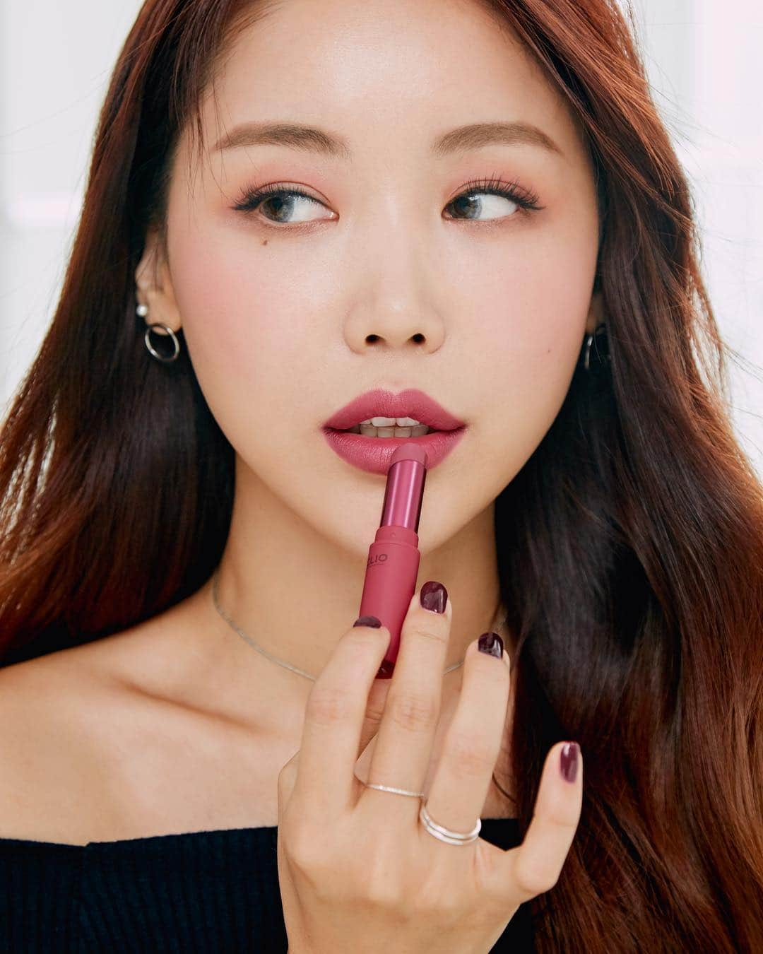 클리오 CLIO officialさんのインスタグラム写真 - (클리오 CLIO officialInstagram)「#카인다쿨아영_MMTD  @__kindacool 의 Mad Matte of The Day  #카인다쿨아영 ’s Pick 💋 ✔️ 우아한 로지 바이올렛 컬러의  #매드매트립 #05러셋로즈 - 올가을엔 미치도록 부드러운  #클리오 #매드매트 와 함께 매일매일 시크하게  #데일리시크 #MLBB #코덕위한_MLBB저격  #맨날바르는건정해져있어 #써보면미쳐 #가을케미  #미친부드러움 #시크매트」9月17日 11時55分 - clio_official