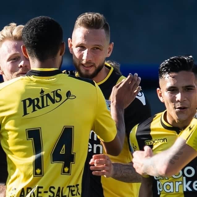 のインスタグラム：「I'm happy to score twice today, but the most important thing is that we won today!! #forzavitesse💛🖤」