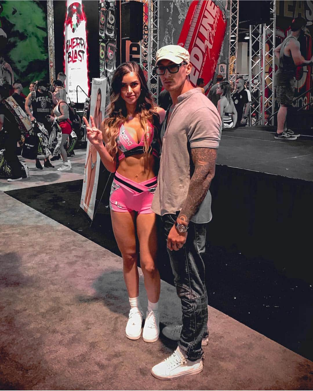 アネラ・サンガラさんのインスタグラム写真 - (アネラ・サンガラInstagram)「@BANGENERGY FAM TOOK OVER! 😋💕 So much fun this weekend at #mrolympia2018 with all of you guys! INCREDIBLE moments thanks to @bangenergy.ceo @megliz.owoc & all our #bangenergy family 💕 Overwhelmed, exited and totally blessed for all your support !!! Thank you to everyone who went to meet us 💕 love you guys so so much!!!!!」9月17日 6時05分 - anllela_sagra