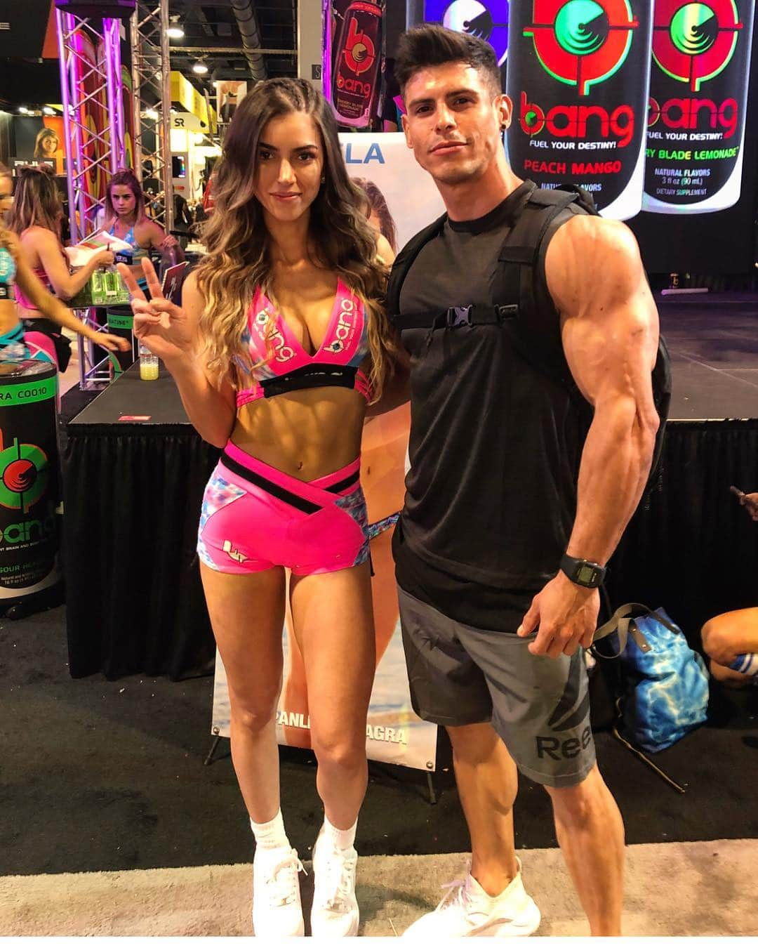 アネラ・サンガラさんのインスタグラム写真 - (アネラ・サンガラInstagram)「@BANGENERGY FAM TOOK OVER! 😋💕 So much fun this weekend at #mrolympia2018 with all of you guys! INCREDIBLE moments thanks to @bangenergy.ceo @megliz.owoc & all our #bangenergy family 💕 Overwhelmed, exited and totally blessed for all your support !!! Thank you to everyone who went to meet us 💕 love you guys so so much!!!!!」9月17日 6時05分 - anllela_sagra