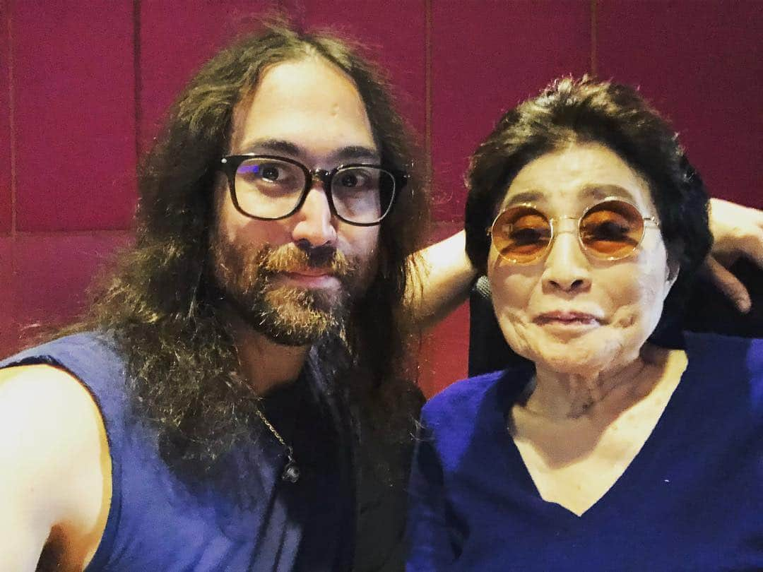 ショーン・レノンさんのインスタグラム写真 - (ショーン・レノンInstagram)「Having my mom in the studio feels so natural, this woman @yokoonoofficial taught me everything about recording and mixing and producing. @chimeramusic」9月17日 7時30分 - sean_ono_lennon