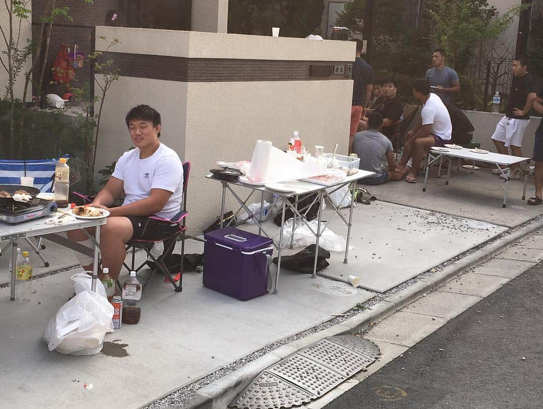 鈴木桂治さんのインスタグラム写真 - (鈴木桂治Instagram)「夏休み最後の休日は急遽自宅でBBQを開催。日曜日で暇な学生は来いよ！ということで、こんなメンバーになりました。しかしあの量の肉は無くならず。まだまだやぁ！ #楽しかったやないかい #急だったからねー！ #なんとかなるもんやな #しかし夜もBBQしました #１日２回のBBQ #流石に太るわ！ #夏の終わり #今日からまた頑張りましょ #国士舘大学柔道部 #みんな強くなれ #後援会の方のお力です #kokushikanuniversity #judoteam#myhomeBBQ#happy#thankyou」9月17日 7時40分 - gk.kizuna