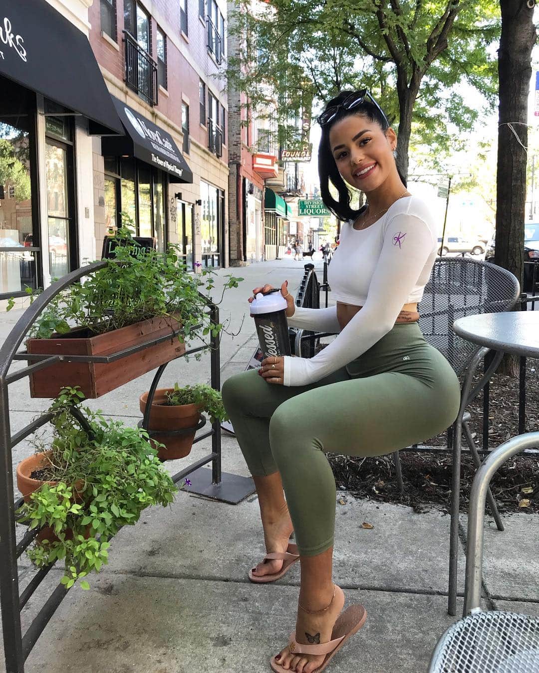 Katya Elise Henryさんのインスタグラム写真 - (Katya Elise HenryInstagram)「#blessed protein ~ best tasting plant based protein on the market ✔️ plus, it’s 100% natural 🌿✨ (a MUST if I’m putting it in my body) 🙏🏽 hit the link in my bio & use code: WBK10 for 10% off blessed. TOP & LEGGINGS ARE FROM —> www.workoutsbykatya.com」9月17日 7時49分 - katyaelisehenry