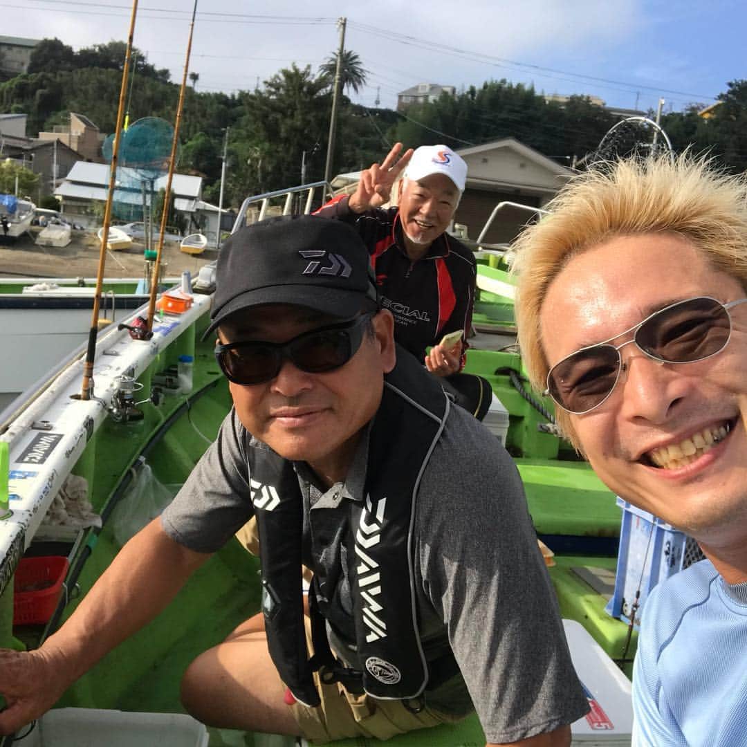 井手大介のインスタグラム：「丸十丸の和竿で釣るカワハギの会。この釣り大会のチャンピオンとして2連覇狙って参戦します！なんと隣が村越正海さん。勉強させていただきます！」